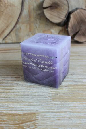 Lila kocka alakú illatgyertya 7cm
