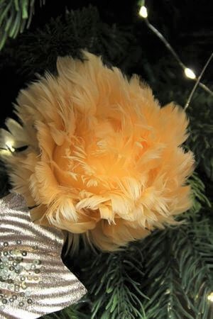 Lososová vianočná ozdoba guľa z pierok 10cm