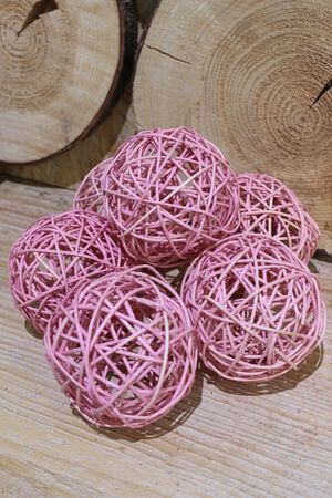 Rózsaszín glitterezett rattan golyók 10cm 6db