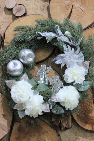 Fehér és ezüst arácsonyi kopogtató ajtódísz 50cm