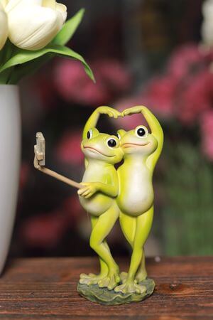 Dekorační soška žab, které si dělají selfie 18cm