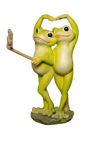 Dekorační soška žab, které si dělají selfie 18cm