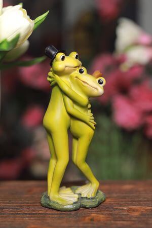 Dekorační soška tančících žab 24cm