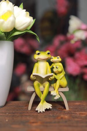 Dekorační soška žabí rodiny 17cm
