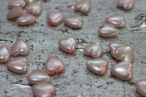 Bledě růžové korálky ve tvaru srdíčka 250g