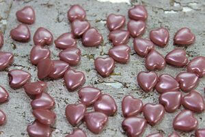 Starorůžové korálky ve tvaru srdíčka 250g