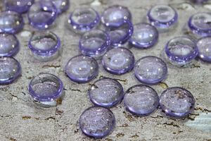 Fialový kabošon v tvare kruhu 1,5cm 250g