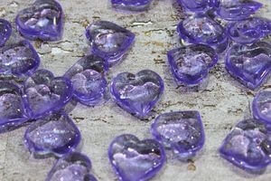 Fialové dekoračné srdiečka 250g