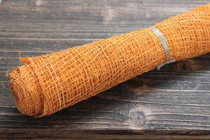 Oranžová dekorační síťovina na kytice