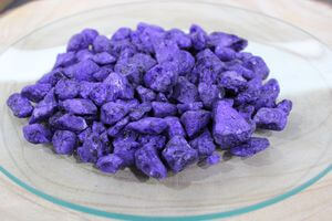 Tmavě fialové velké dekorační kameny 1kg