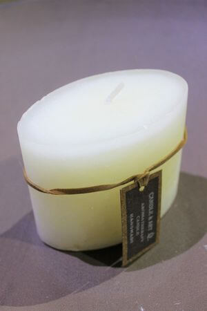 Krémszínű illatgyertya 9cm