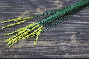 Umelá tráva so žltými guličkami 90cm