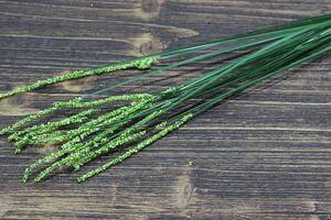 Umělá tráva so zelenými kuličkami 90cm