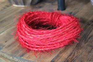 Červený ozdobný špagát s nitkami 10m 0,5cm