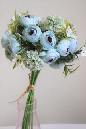 Halványkék mű csokor bazsarózsával 35cm