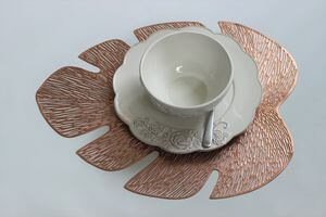 Rose gold tányéralátét Monstera 45cm