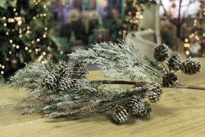 Zamrznutá umelá halúzka so šiškami 72cm