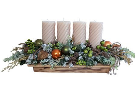 Adventný svietnik na drevenej tácke