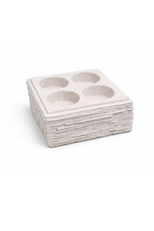 Krémszínű szögletes gyertyatartó homok dizájnnal 