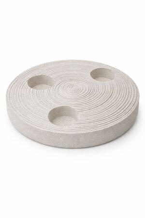 Krémový okrúhly svietnik v pieskovom dizajne