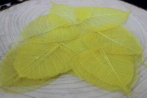 Sárga mű levelek, dekorálásra 50db