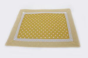 Sárga terítő fehér pöttyökkel