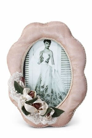 Barna képkeret dekorációval