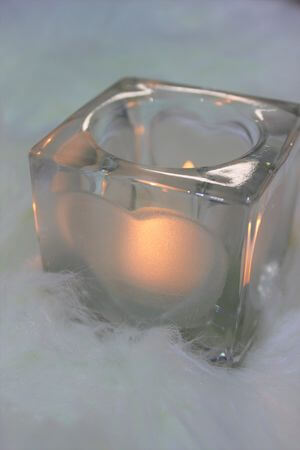 Szögletes üveg gyertyatartó, szívecskékkel 7cm