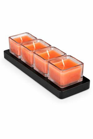 Négyzet alakú narancssárga gyertyák fa tálcán 20cm