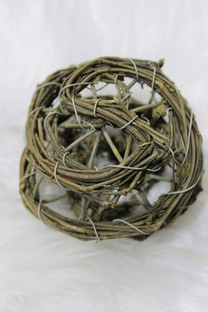 Hnědá proutěná koule 10cm