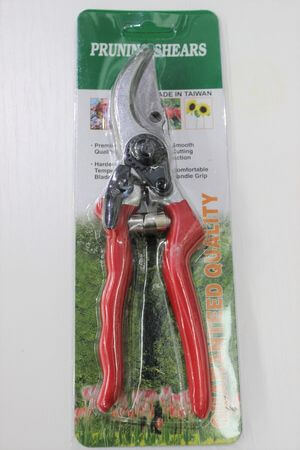 Červené nožnice záhradnícke