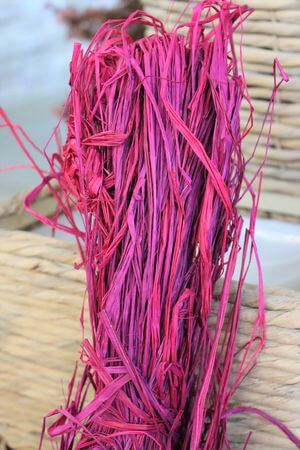 Tmavorůžová rafie na aranžování 160cm