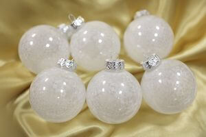 Ľadovo biele plastové vianočné gule 6ks 8cm