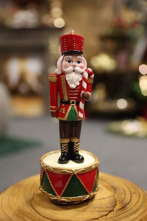 Červený hrací pohyblivý Luskáčik 20cm