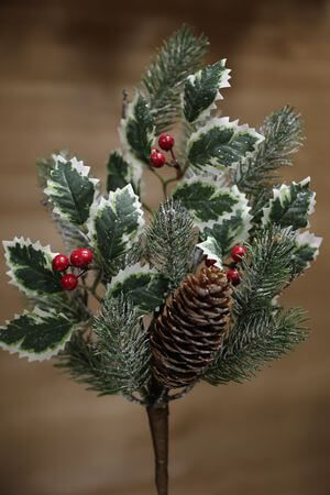 Zelená zamrzlá větvička ilex a smrk 42cm