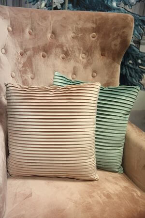 Ružový zamatový skladaný dekoračný vankúš 45cm