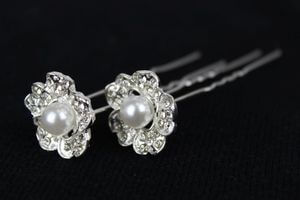 Ezüst virág alakú csatok gyönggyel 12db
