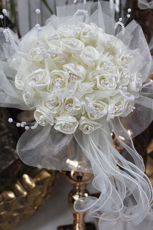 Krémszínű esküvői rózsacsokor