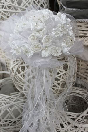 Bílá kytice ze saténových stužek