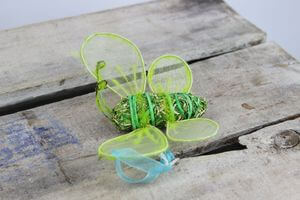 Zelený závesný dekoračný motýľ 13cm