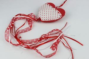 Červené tečkované závěsné srdce
