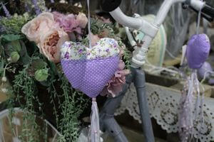 Fialové bodkované závesné srdce