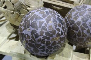 Hnedá tmavá mozaiková dekoračná guľa 21cm