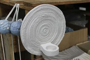 Krémový závesný svietnik v pieskovom dizajne