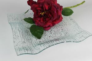 Průhledný skleněný talíř čtvercový rýhovaný 27cm