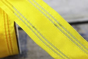 Žltá saténová stuha s pásikmi 4 cm x 10 m