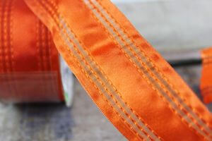 Narancssárga szatén szalag csíkokkal 4cm 