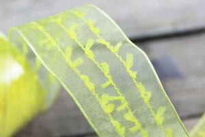 Žlutá mašličková stuha s pásky 4 cm x 10 m