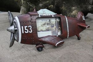 Červený tmavý fotorám v tvare lietadla