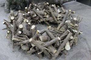 Hnedý prírodný veniec z odrezkov smreka 40cm